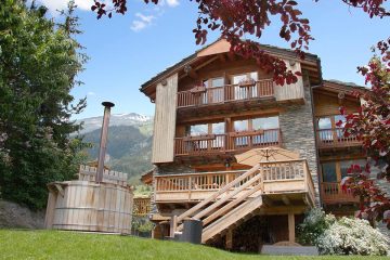 facade-chalet-avec-terrasse-ete